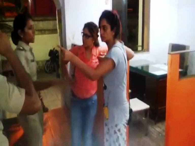 दोन मॉडेल्सचा पोलिस ठाण्यात गोंधळ, महिला कॉन्स्टेबलसोबतही गैरवर्तन