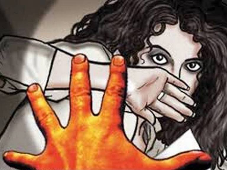 फेसबुक फ्रेण्डला भेटण्यासाठी घरात भांडण करुन निघाली, नराधमांनी दारु पाजून केला गँगरेप