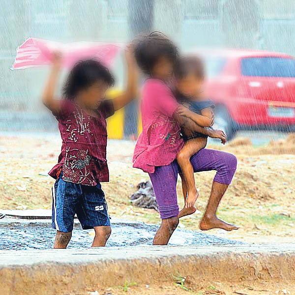 रस्त्यांवर, रेल्वे स्थानकांत दिसणा-या ‘त्या’ मुली जातात तरी कुठे?