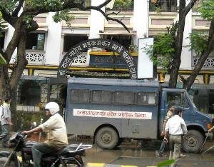 महिला डॉक्टरच्या गाडीची बाइकला धडक, महिला ठार