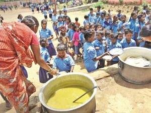 राज्यातील शालेय विद्यार्थ्यांना गुजरातच्या धर्तीवर तिथी भोजन मिळण्याची शक्यता 