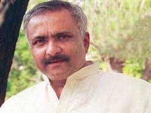 जोशींच्या फ्लॅटचे वीज व पाणी तोडले?