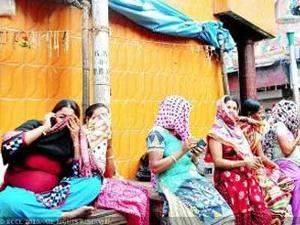 भूकंपामुळे बुधवारपेठ ओसाड !