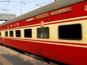 प्रीमियम ट्रेनचे तिकीट होणार स्वस्त