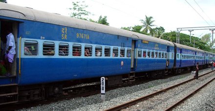 मध्य रेल्वेने केली ६० विशेष गाड्यांची घोषणा 