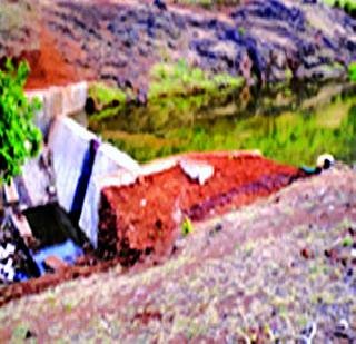 पाण्यात पडलेले मंगळसूत्र शोधण्यासाठी पतीने  चक्क संपूर्ण तलावच  केला रिकामा 