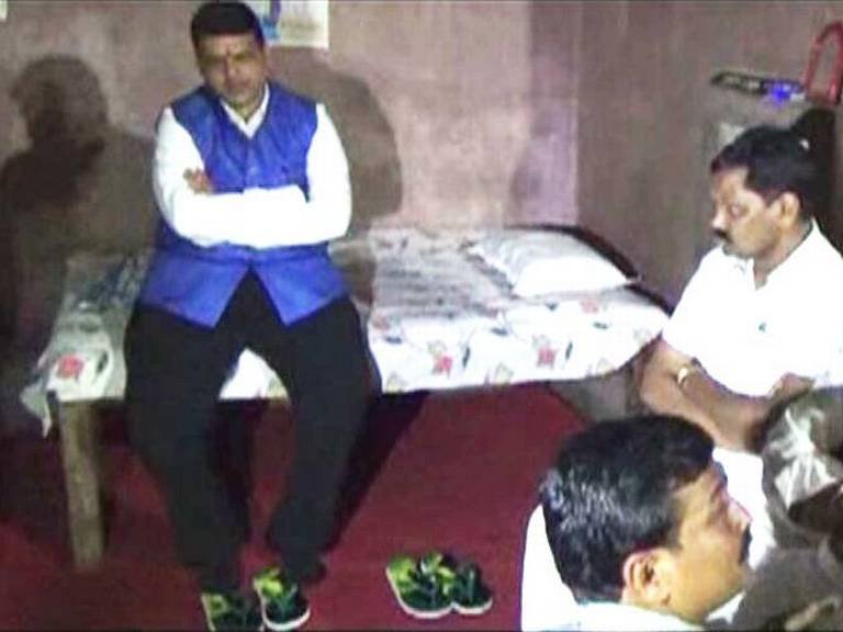 मुख्यमंत्र्यांच्या सांत्वनानंतरही शेतकरी महिलेची आत्महत्या