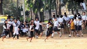 मराठी शाळा वर्गाबाहेरच!