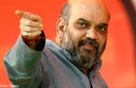 अमित शहांना योगा शिकवताहेत मुस्लिम शिक्षक