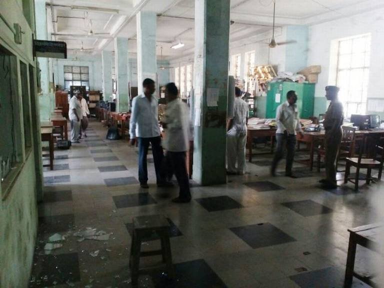 स्वाभिमानी शेतकरी संघटनेकडून साखर कारखान्याची तोडफोड