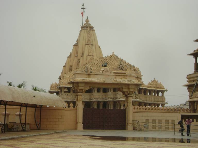 सोमनाथ मंदिरात प्रवेशासाठी हिंदूंव्यतिरिक्त इतरांनी परवानगी घ्यावी, मंदिर प्रशासनाचा फतवा  