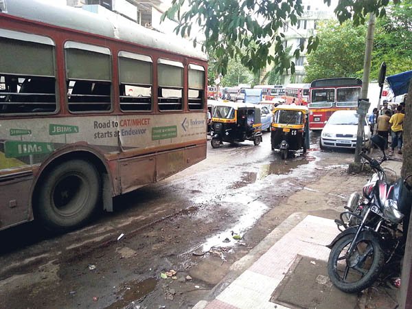 टीएमटीचे गावदेवी रस्त्यावर अतिक्रमण