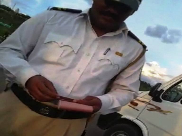 1300 ची पावती फाड, नायतर 300 तरी दे, ट्रॅफिक पोलिसाची चिरीमिरी कॅमेऱ्यात कैद