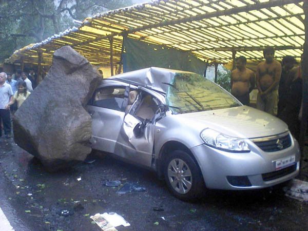 आंबोली घाटात अजस्त्र दगड रस्त्यावर