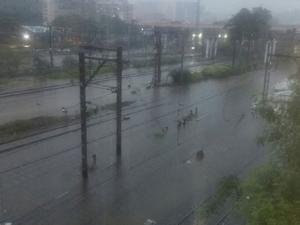 ट्रॅकवरील पाणी ओसरेपर्यंत लोकल ठप्पच राहणार