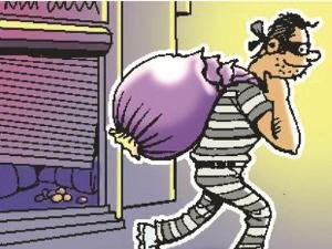 फी भरण्यासाठी घरफोडी