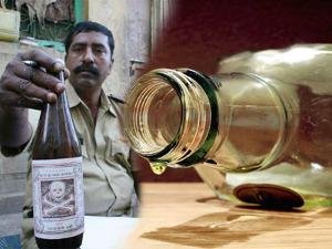 दारू म्हणून पाजले मिथाइल अल्कोहोल?