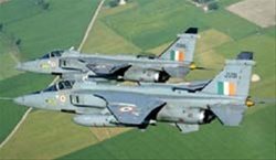 अलाहाबादजवळ जॅग्वार विमान कोसळले