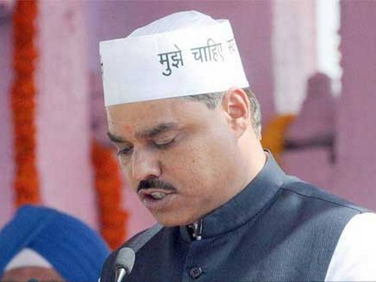 केजरीवालांना धक्का, दिल्लीचे कायदामंत्री जितेंद्र तोमरांना अटक