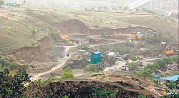 कात्रज बोगद्याजवळ दरड कोसळली