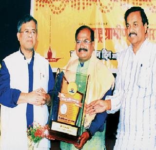 राजा माने यांना पाध्ये पुरस्कार प्रदान