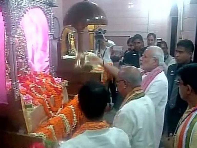पंतप्रधान मोदींच्या हस्ते ढाकेश्वरी देवीची पूजा