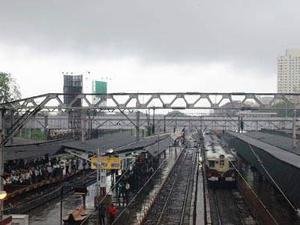 पावसामुळे मध्य आणि पश्चिम रेल्वेवरील लोकलसेवा विस्कळीत