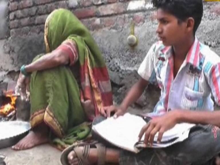 हॉटेलमध्ये रोजंदारीवर काम करुन दहावीच्या परिक्षेत आकाश ने  मिळवले 92 टक्के गुण 