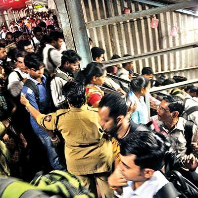 परळ रेल्वे स्थानकात रॅम्प नसल्याने रुग्णांची परवड 