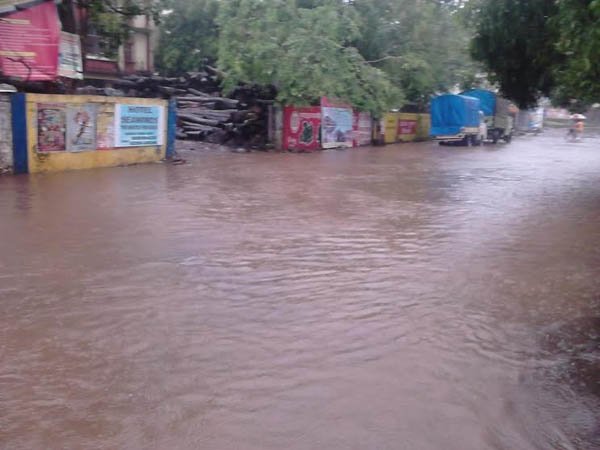 गुजरातमध्ये मुसळधार, काश्मीरमध्ये पूरजन्य परिस्थिती