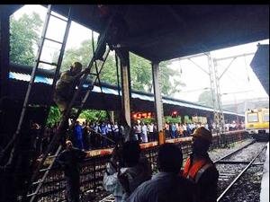 ओव्हरहेड वायर तुटल्याने म.रे. विस्कळीत