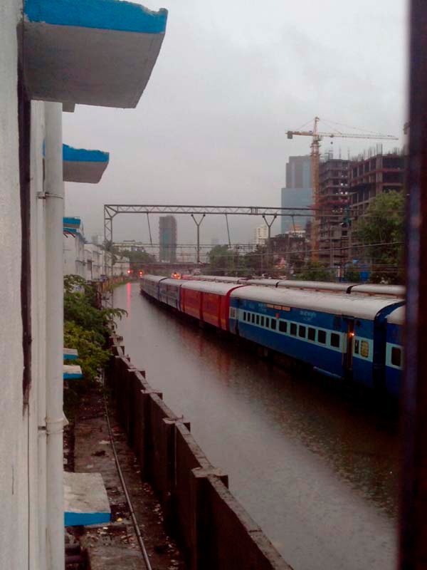 लोकल मंदगतीने सुरु पण मुंबई विस्कळीत