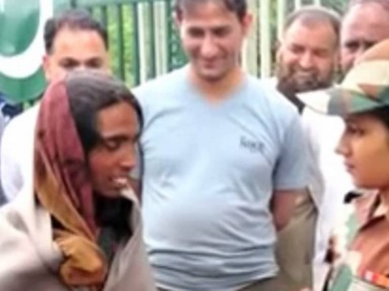 भारतीय लष्कराकडून माणुसकीचं दर्शन, चुकून सीमा ओलांडलेल्या महिलेला सन्मानाने पाकमध्ये पाठवलं!