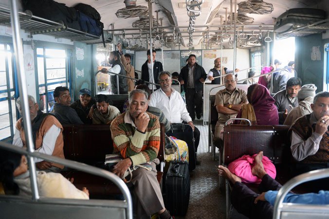 एका बॅगने एकटीने केला सीएसटी ते कोपर प्रवास…