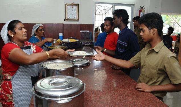 आम आदमी कॅन्टीन मध्ये अवघ्या १० रुपयात पोटभर आणि स्वच्छ जेवण