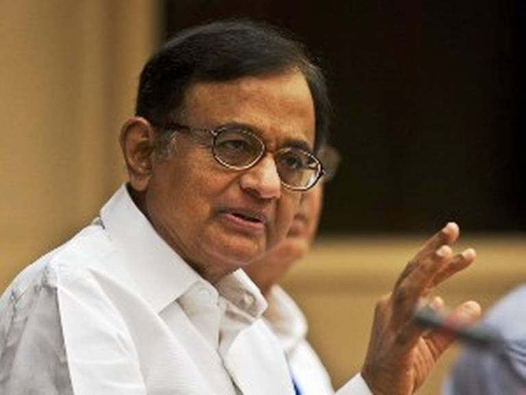 माजी केंद्रीय मंत्री पी. चिदंबरम यांच्या कारला एस्कॉर्ट गाडीची धडक