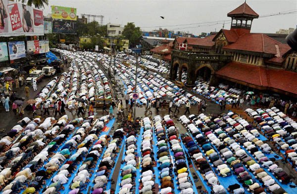 देशभरात ईद उत्साहात साजरी