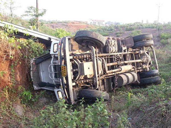 नांदेड रस्त्यावर भीषण अपघातात सात ठार