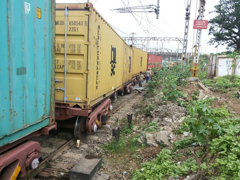 इगतपुरीजवळ मालगाडीचे डबे घसरले