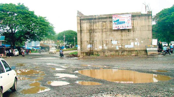 पेण शहराच्या प्रवेशद्वारावरच स्वागताला मोठमोठे खड्डे