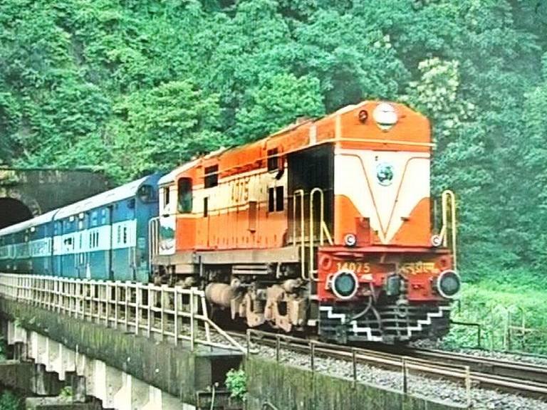 कोकणात जाणाऱ्या चाकरमान्यांसाठी रेल्वे सज्ज, ‘गणपती विशेष’ ट्रेनचं आरक्षण 12 जुलैपासून