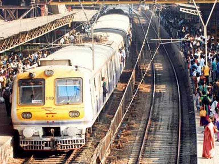 लेडीज डब्यात फ्री-स्टाईल हाणामारी, डोंबिवलीत गुन्हा