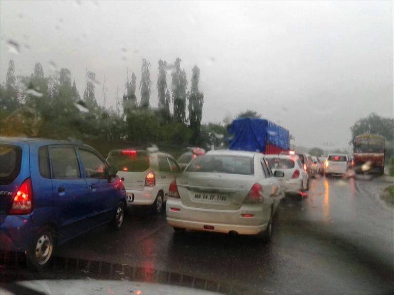 मुंबई-पुणे एक्स्प्रेस वेवर दुरुस्तीचं काम चालू असेपर्यंत लहान वाहनांना टोलमाफी