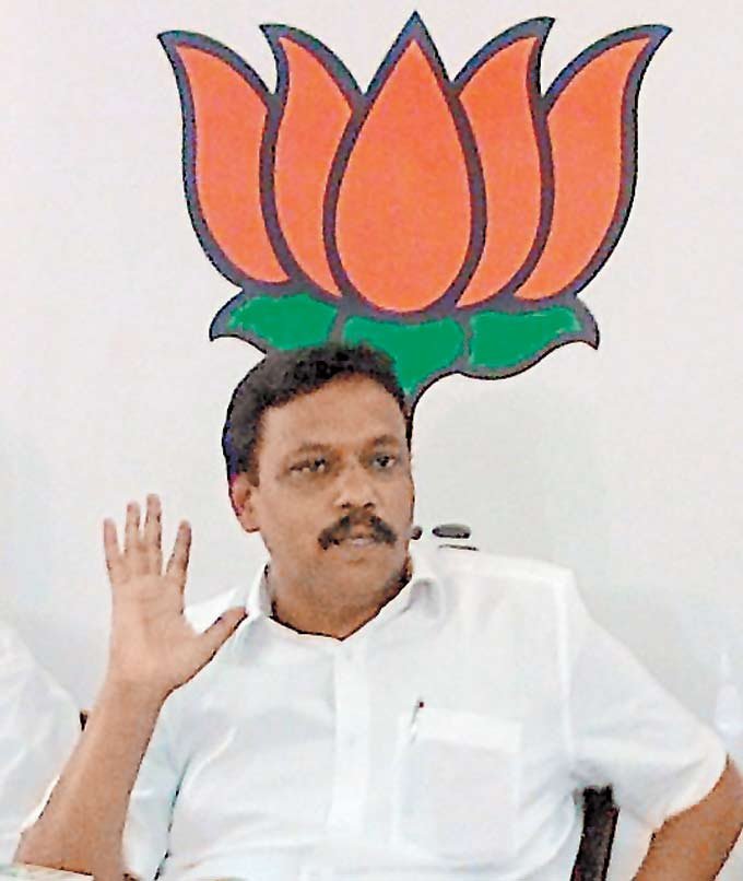 पाय झाकायला गेले की डोके उघडे आणि डोके झाकायला गेले की पाय उघडे अशी केविलवाणी अवस्था