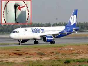 गो एअरवेजच्या विमानाला एरोब्रिजची धडक