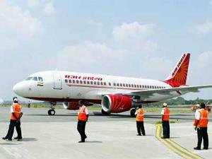 वैमानिकाला उशीर झाल्याने विमान लेट