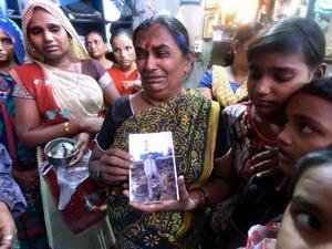 मालाड मालवणी येथील दारूकांड प्रकरणात नऊ पोलिस निलंबित