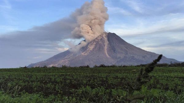 ज्वालामुखीच्या उद्रेकामुळे इंडोनेशियातील विमानतळे बंद