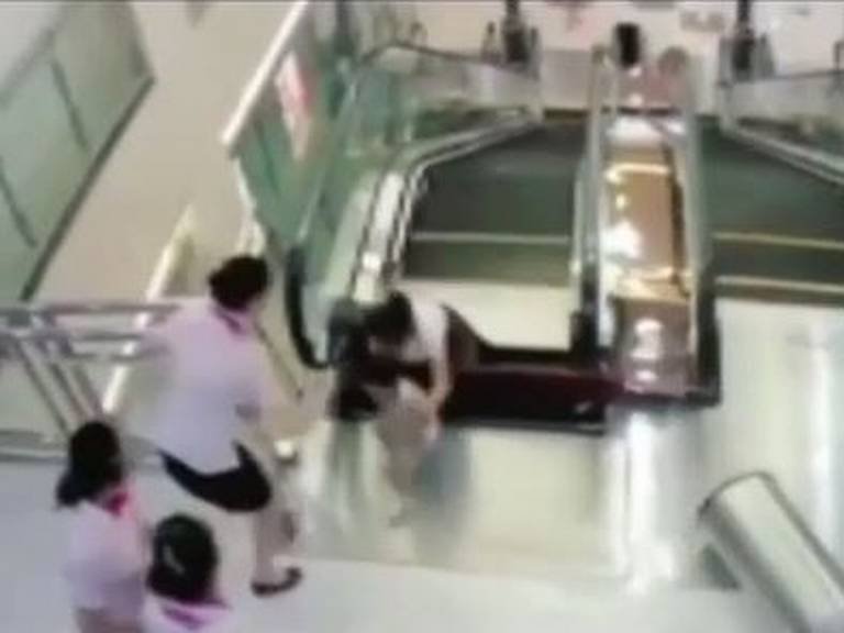 धक्कादायक  एस्केलेटरमध्ये अडकून महिलेचा दुर्दैवी मृत्यू