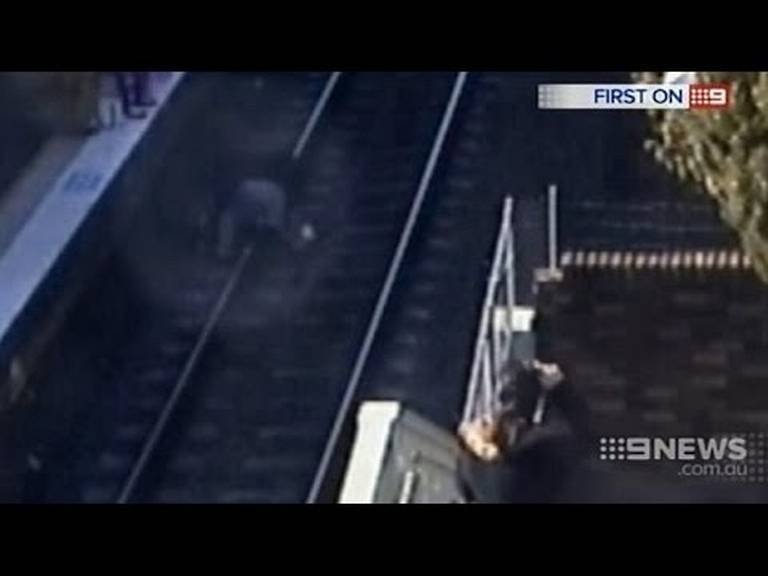 रुळांवर पडलेल्या नातीला वाचवणारे ‘सुपर’ दादाजी